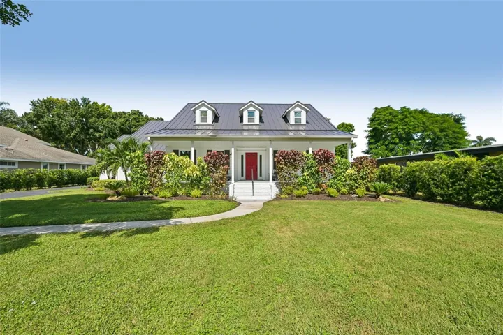 Lovely manicured lawn and landscaping!