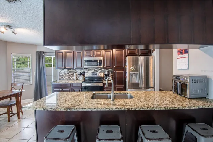 Newer oven and microwave.