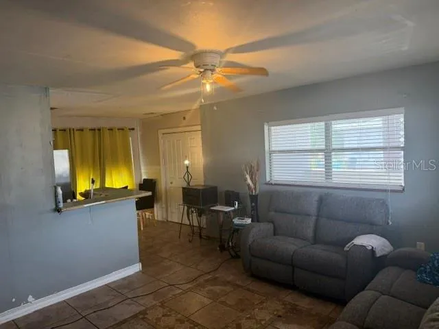 Livingroom and dining area 3