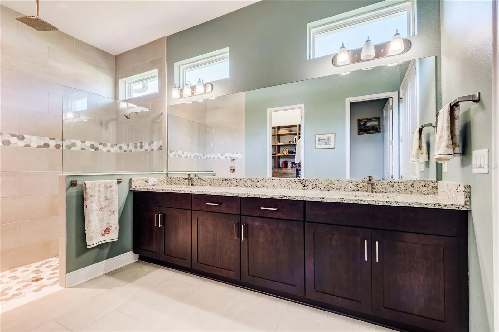 Light, bright elegant bath ensuite