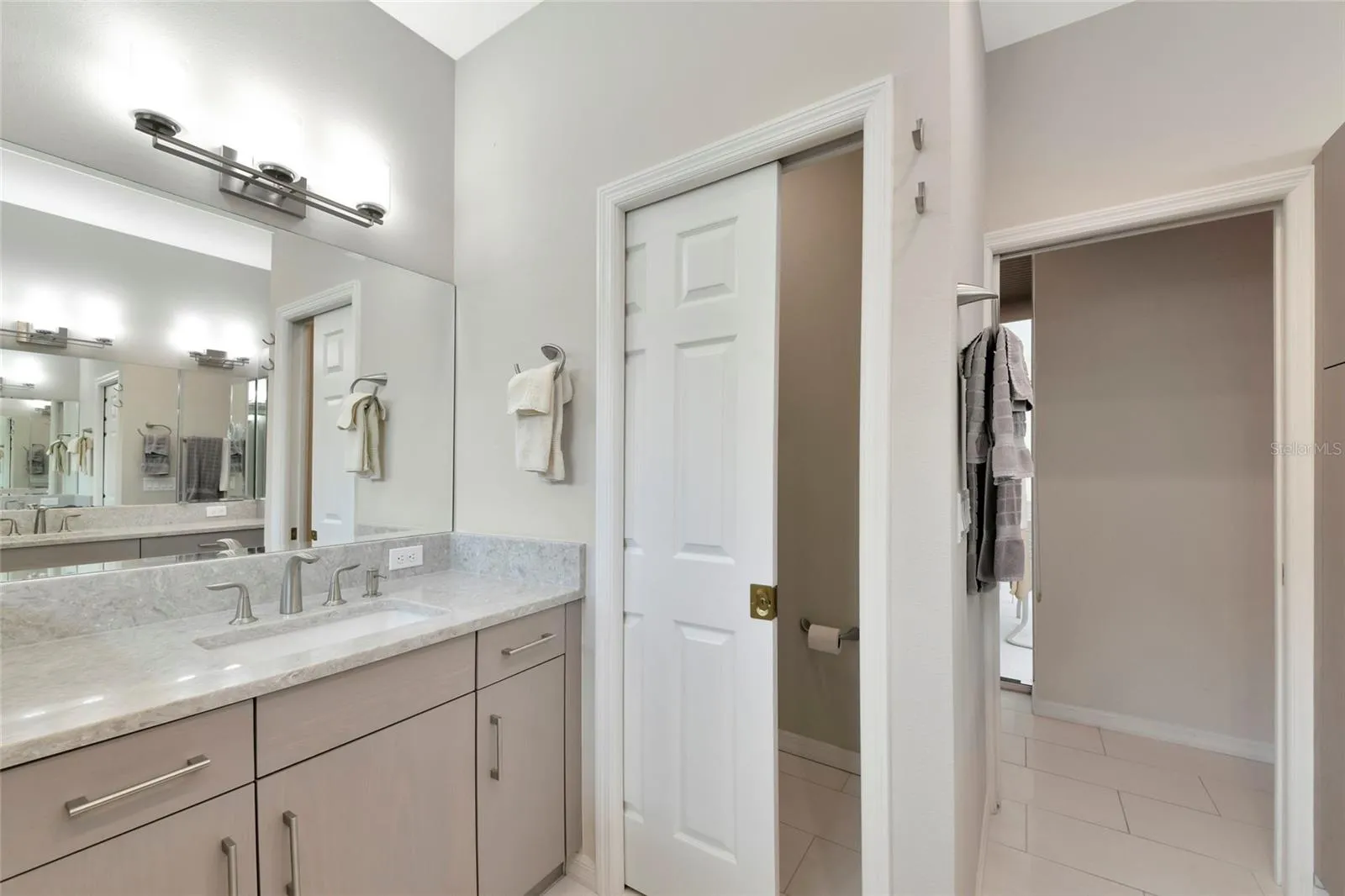 Primary 2nd sink w/quartz counter tops.