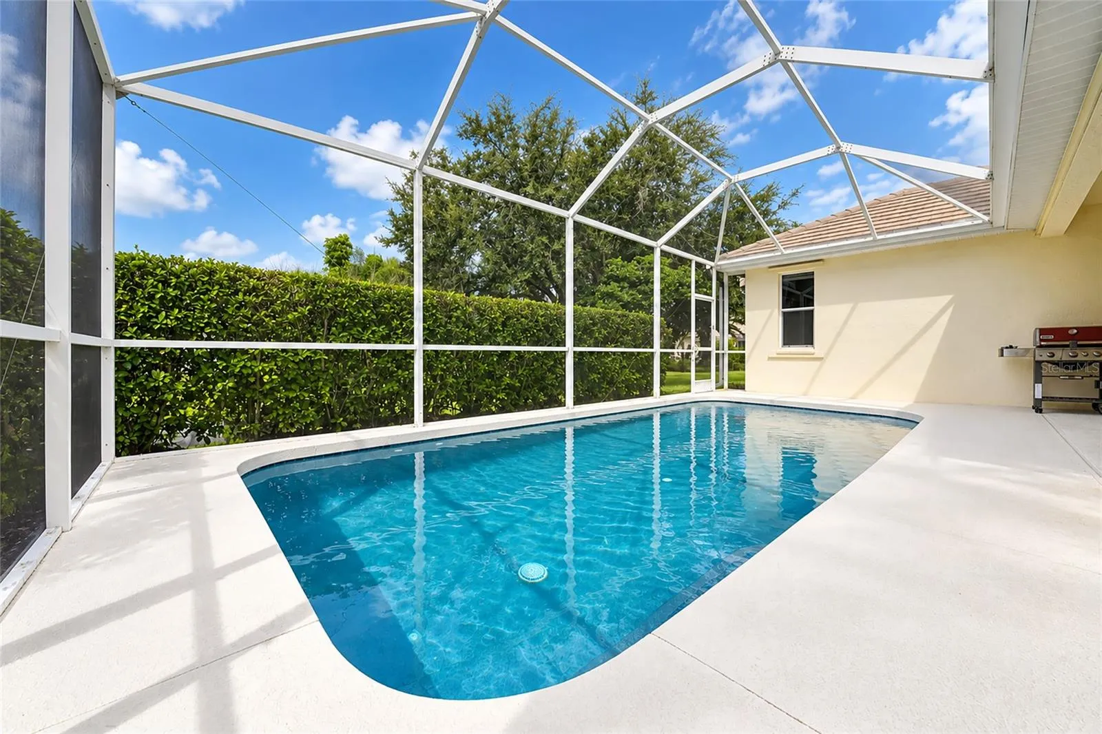 Private pool in floor cleaner, west facing, new pool body finish 2022, w/ covered lanai.