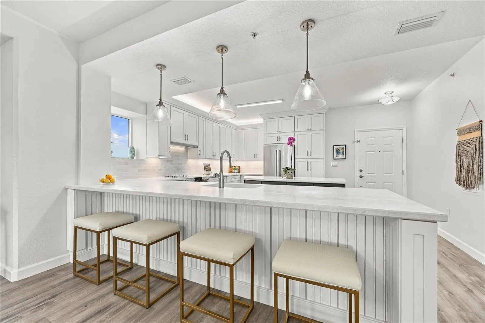 Kitchen Breakfast Bar with Ample Seating