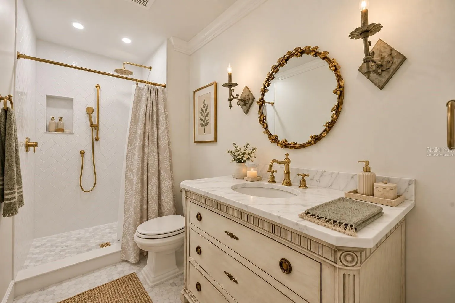 Full bathroom*virtually staged
