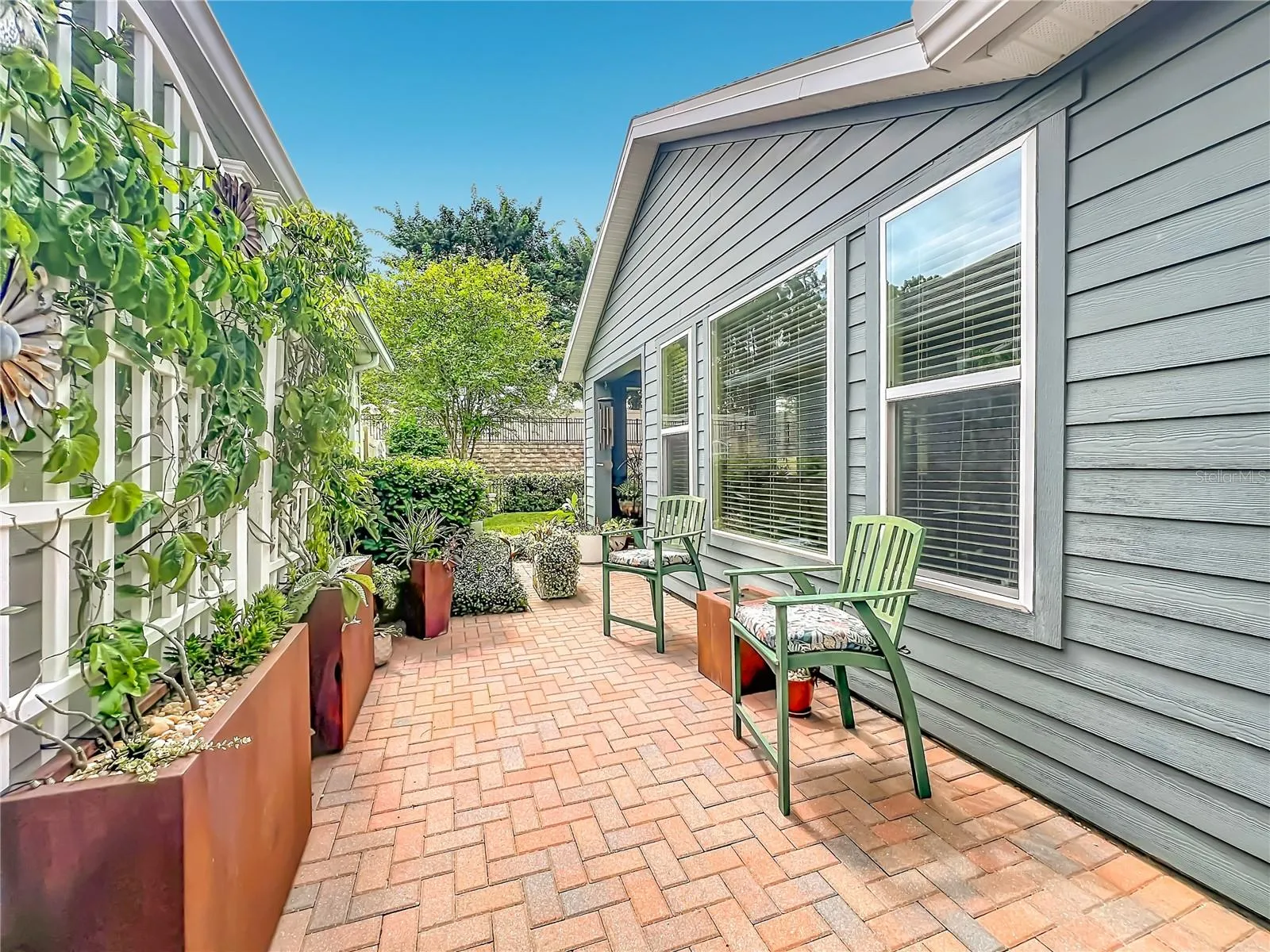 Side patio with pavers