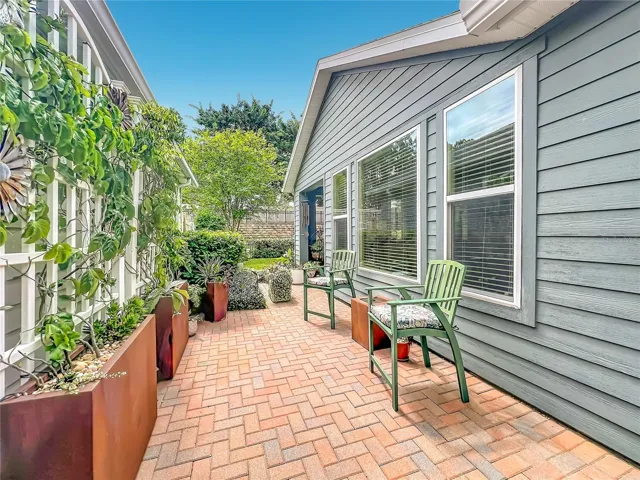 Side patio with pavers