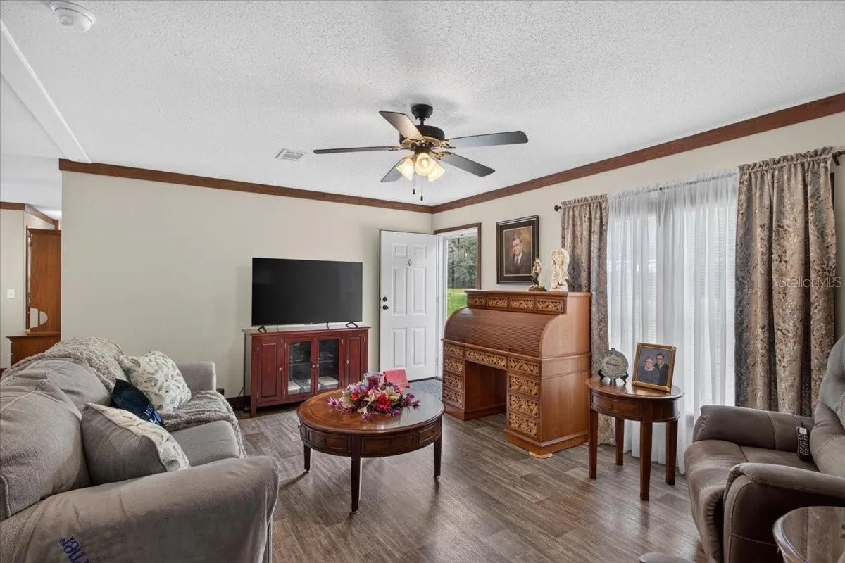 What a great living room to sit and enjoy!