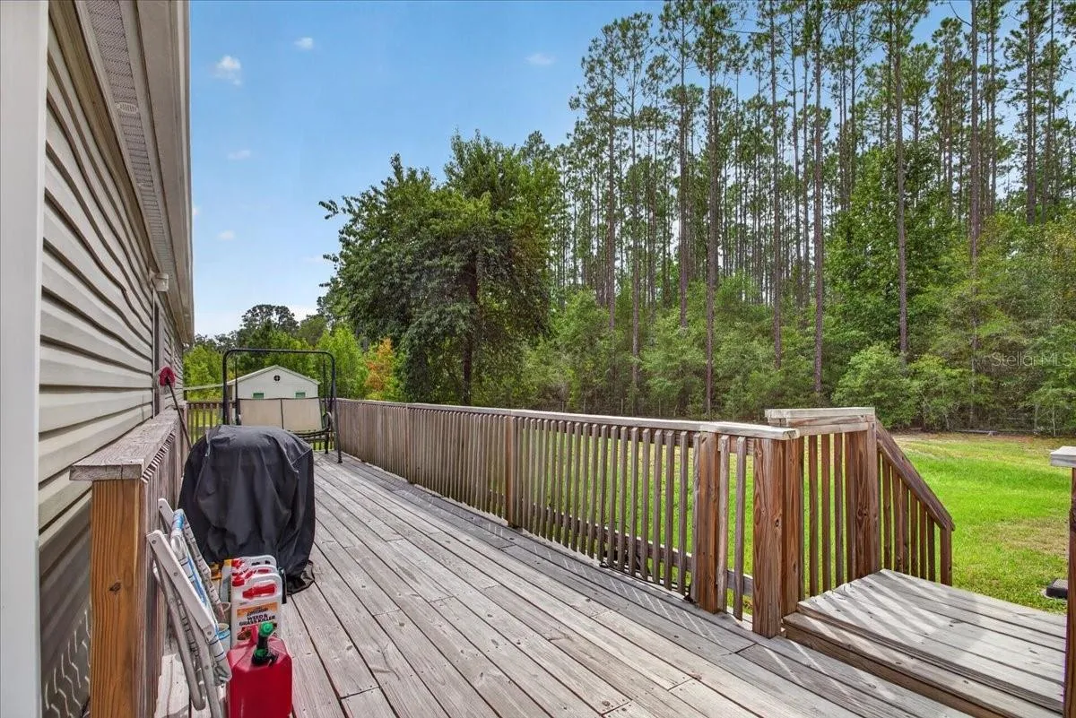 Huge deck to sit and enjoy the peace and quiet, view and fresh air!