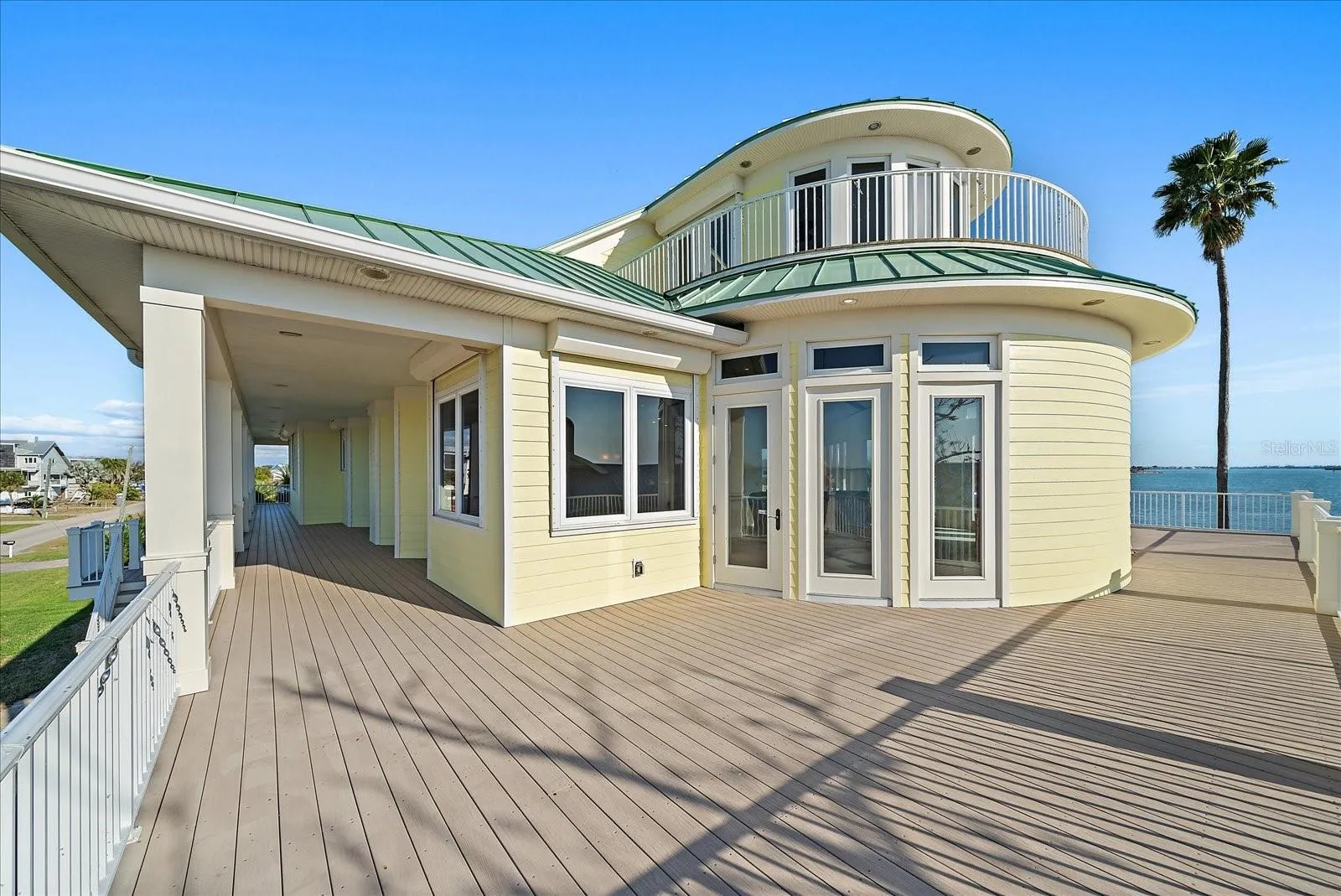 2nd floor wrap around balcony