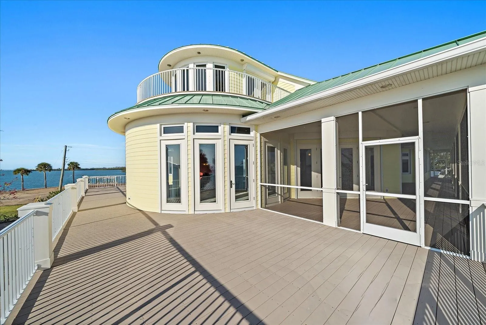 2nd floor wrap around balcony