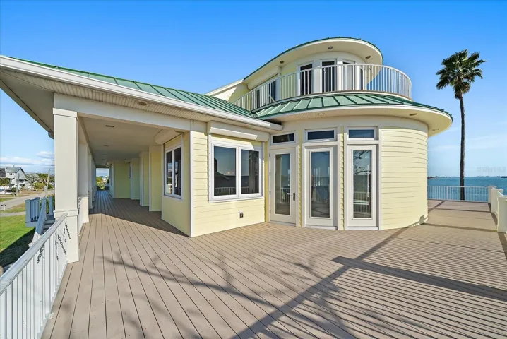 2nd floor wrap around balcony