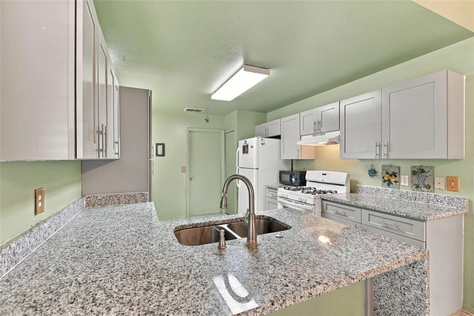 GRANITE KITCHEN COUNTERS
