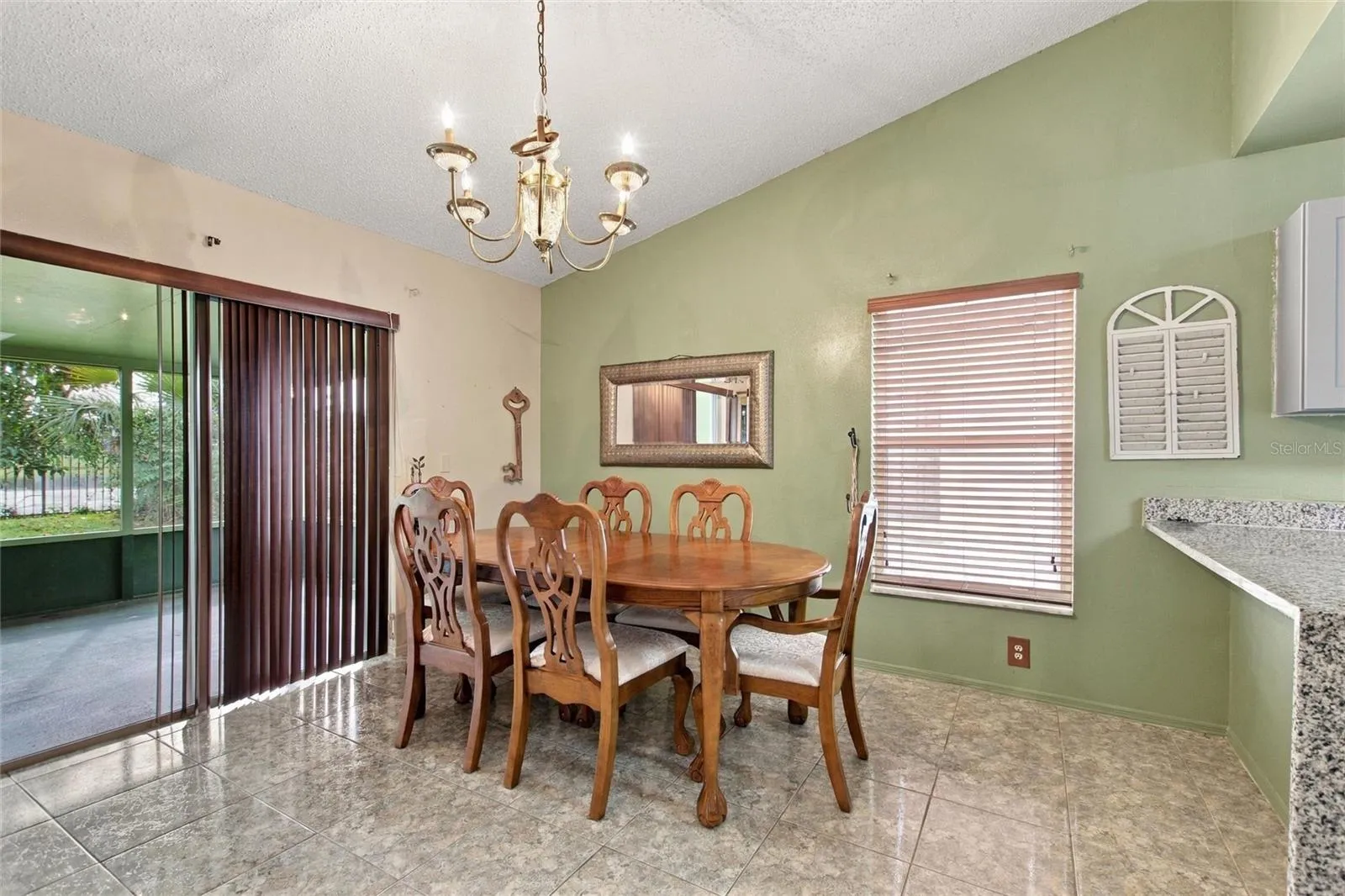 KITCHEN DINETTE