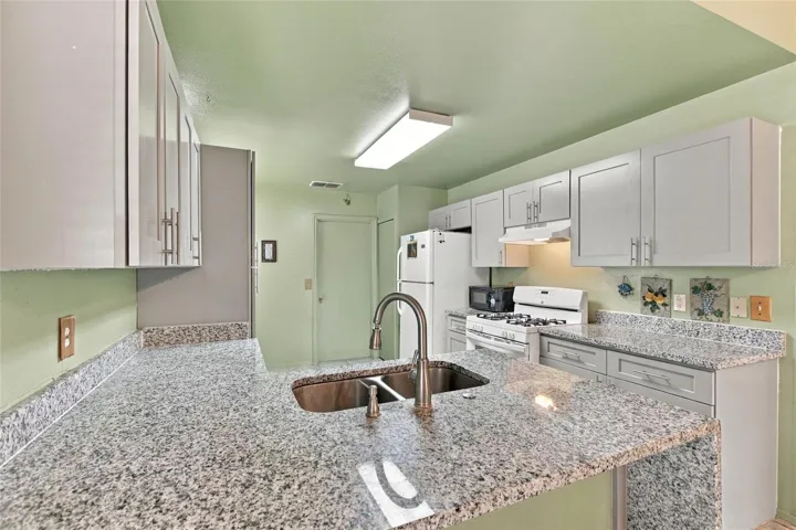 GRANITE KITCHEN COUNTERS