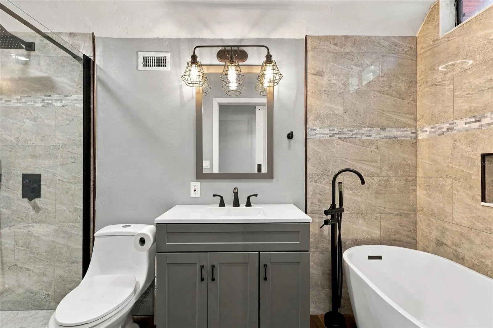 UPSTAIRS BATHROOM