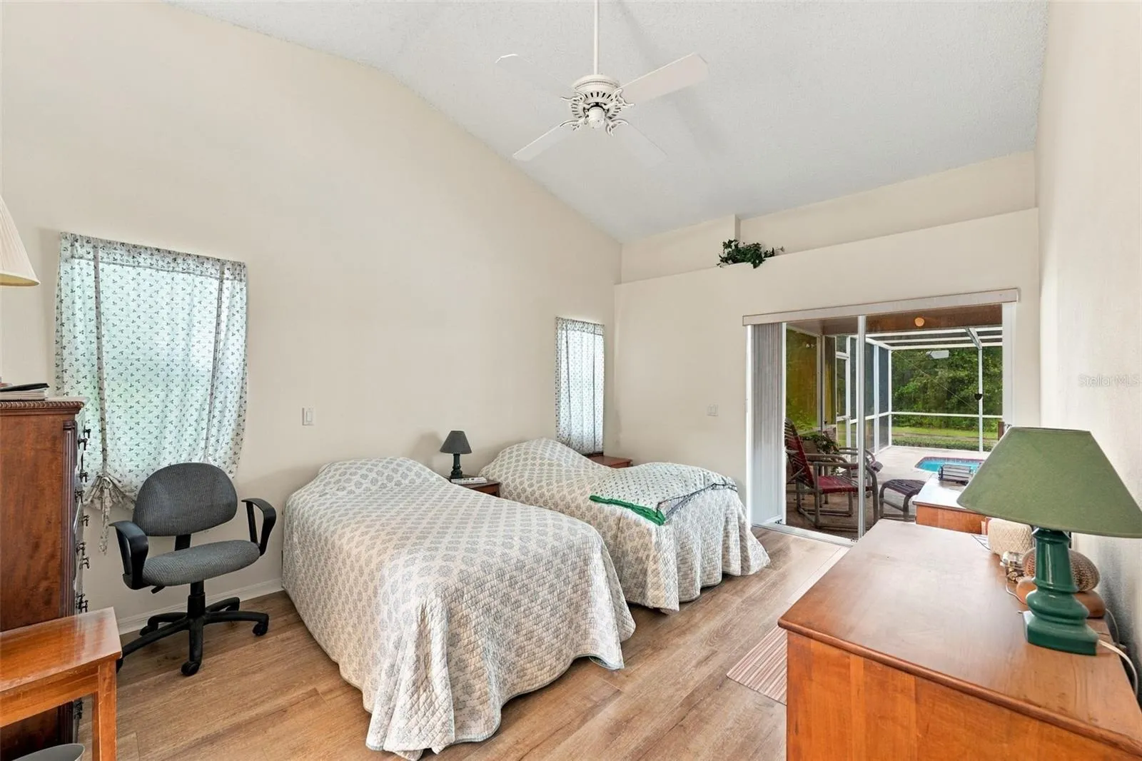 Master bedroom with access to Pool area