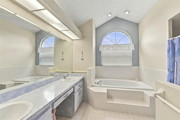 Master bath , Dual sinks, Large tub and shower