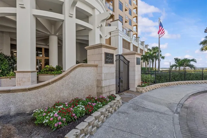 Front entrance to Sandpearl