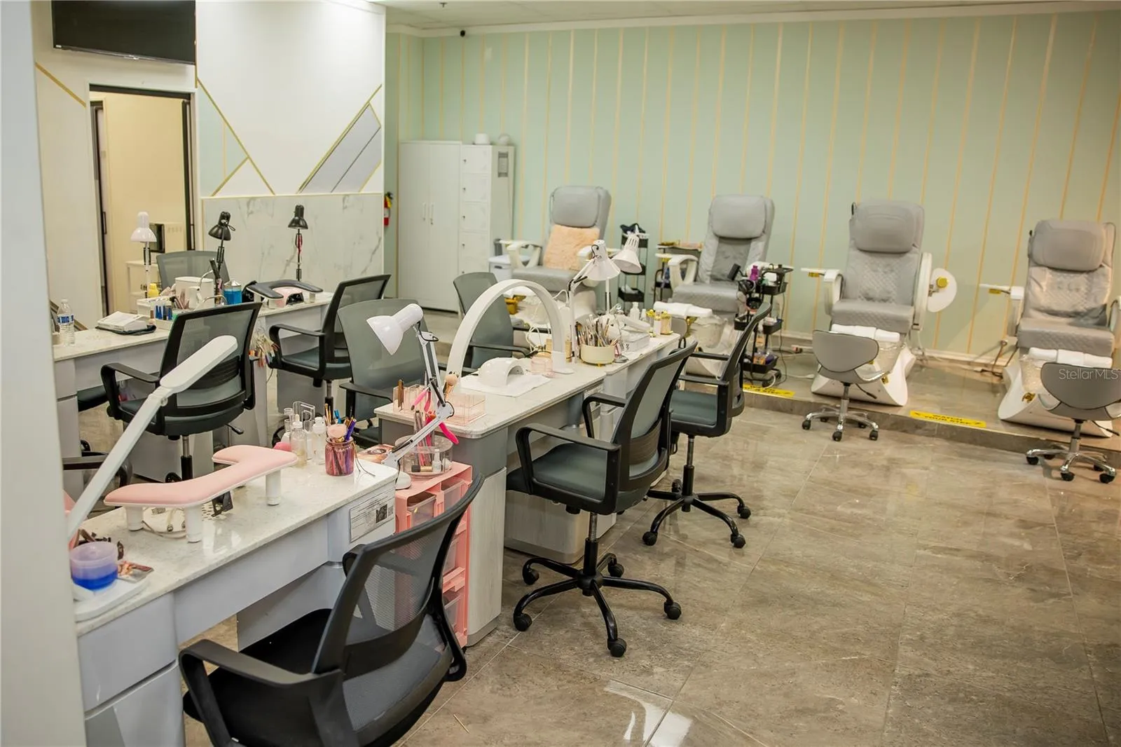 8 Manicure tables