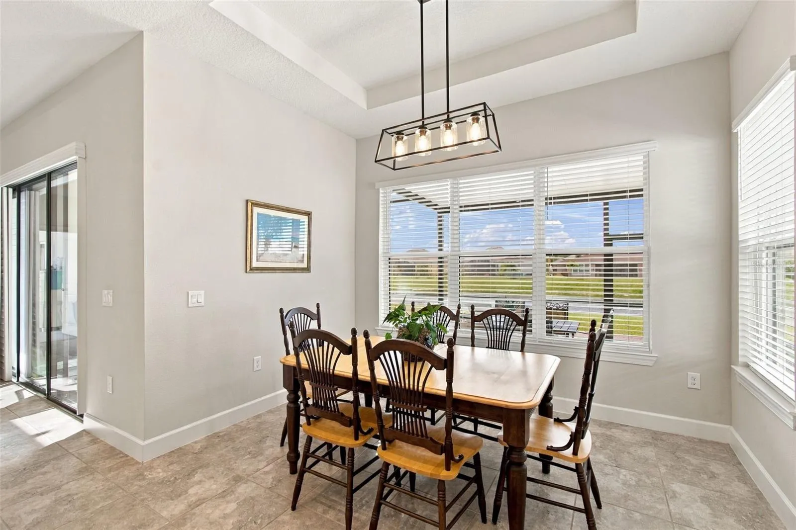 Dining Rm with EXTRA corner window