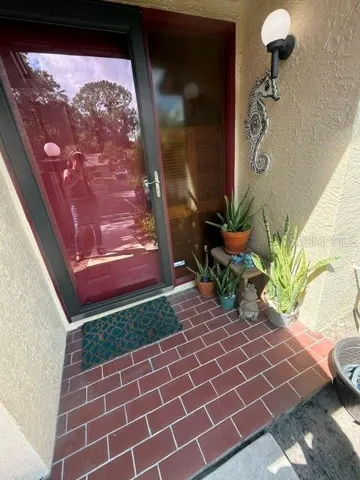 Beautiful Tiled Entry to Front Door- Upgrade!!!
