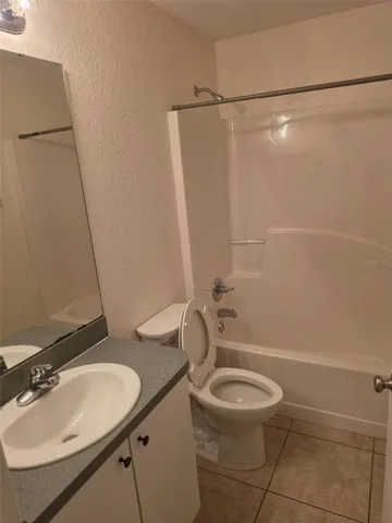 Second bath with tub and shower