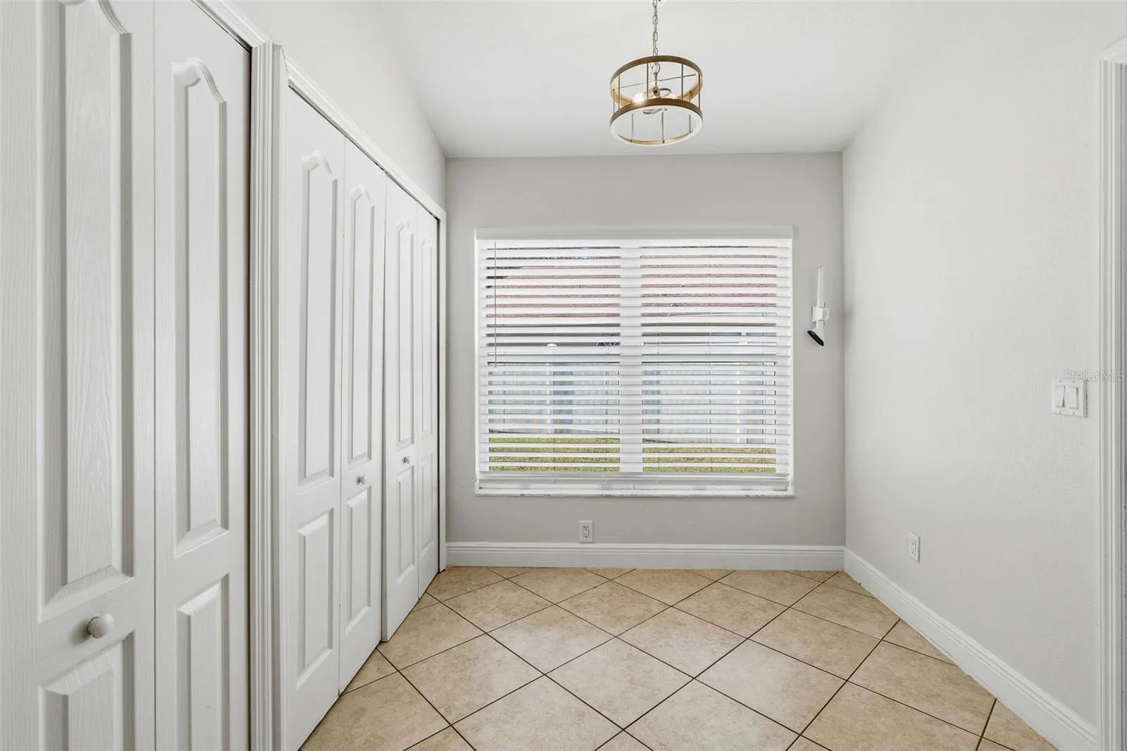 EATING SPACE IN KITCHEN