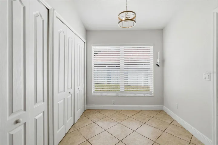 EATING SPACE IN KITCHEN
