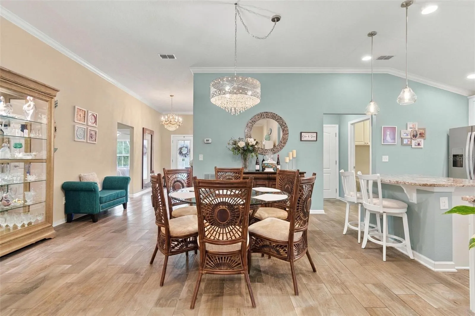 Dining area towards kitchen