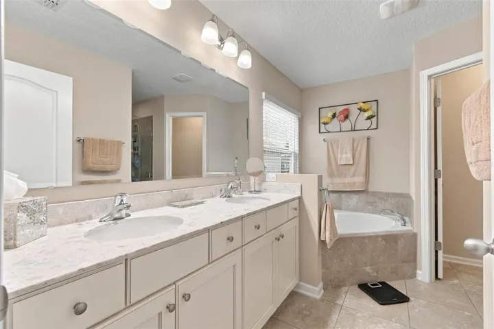 Primary bedroom 1 ensuite bath