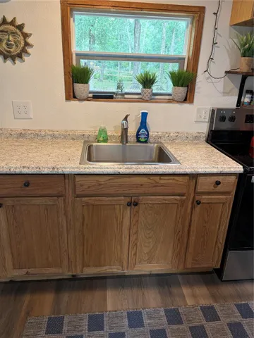 kitchen with garbage disposal/stainless sink