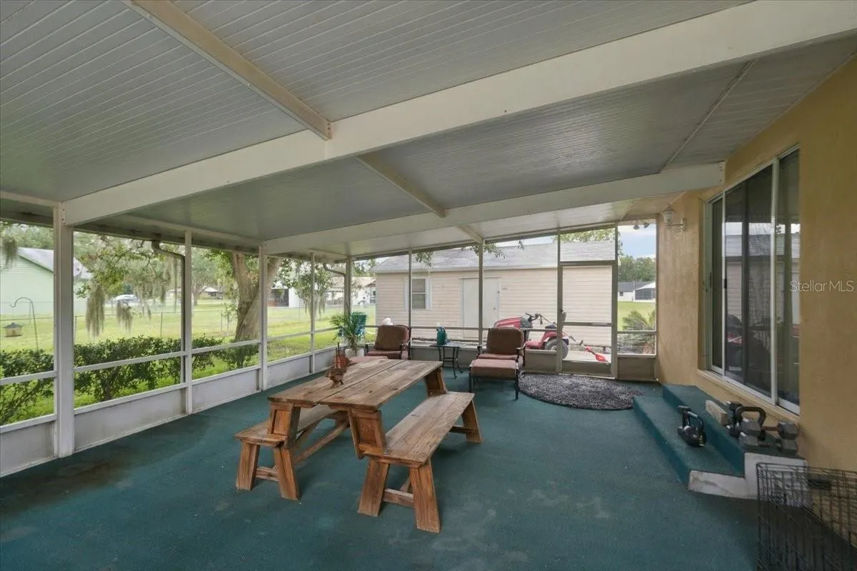 Side screened lanai
