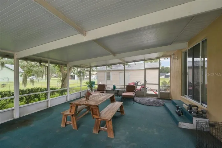 Side screened lanai
