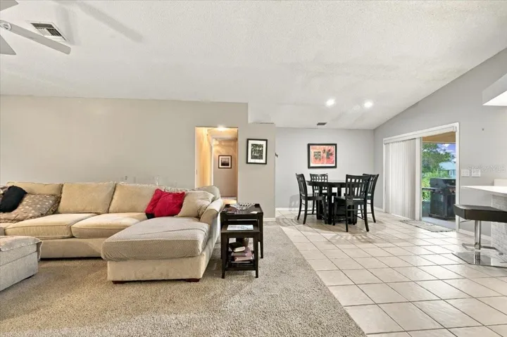 Family room, breakfast nook