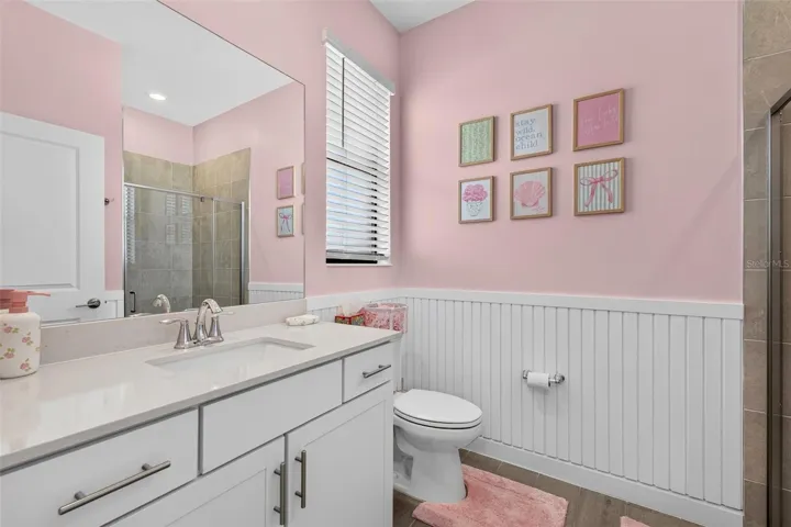 Ensuite Bath w/ walk-in shower