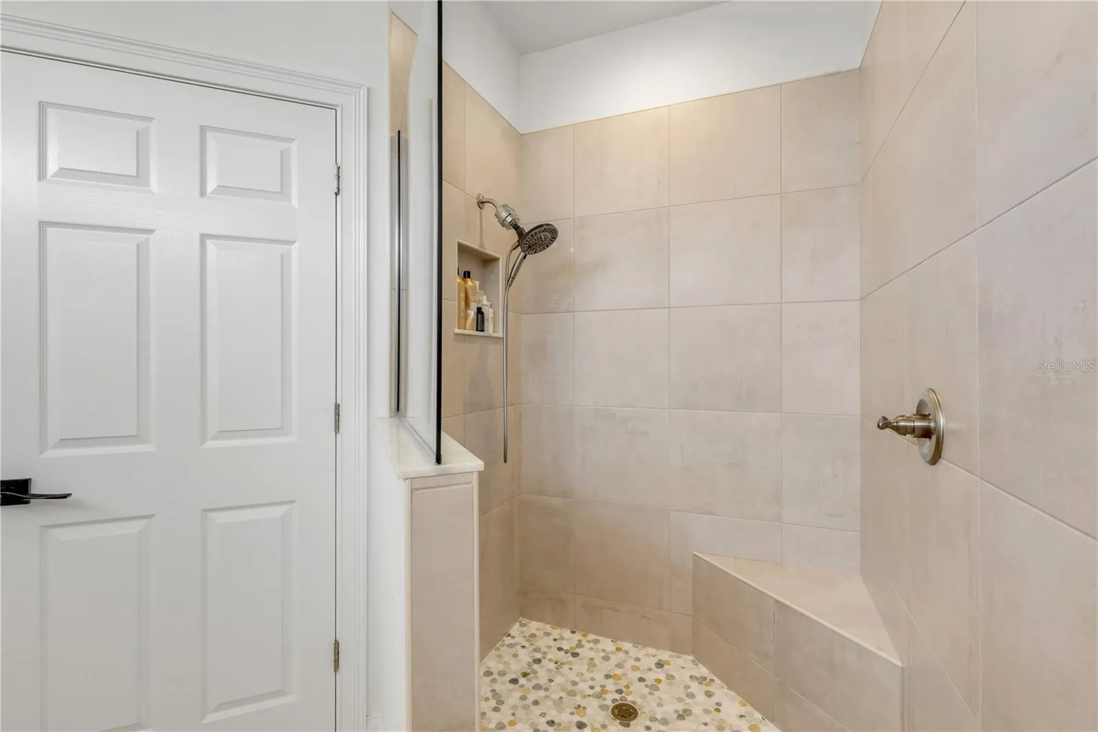 Walk0in shower w/seat