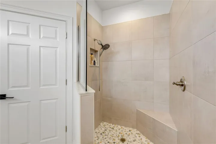 Walk0in shower w/seat