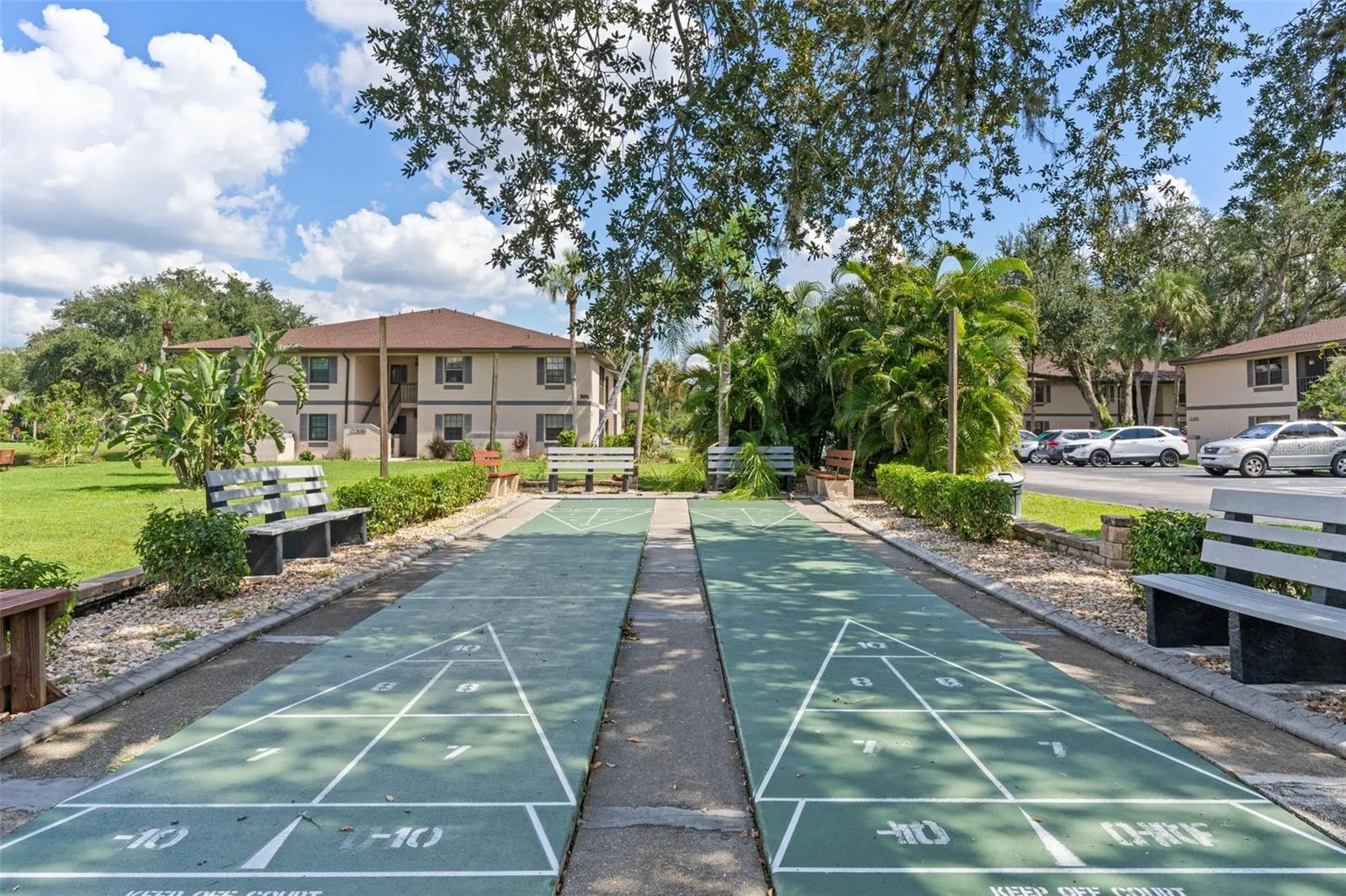 Shuffleboard court