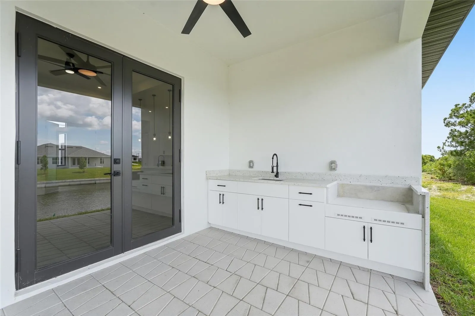 OUTDOOR KITCHEN