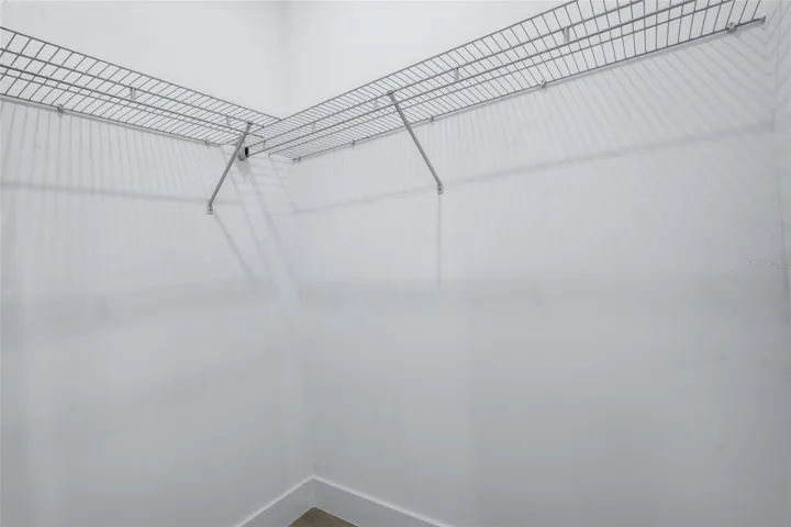 WALK IN CLOSET