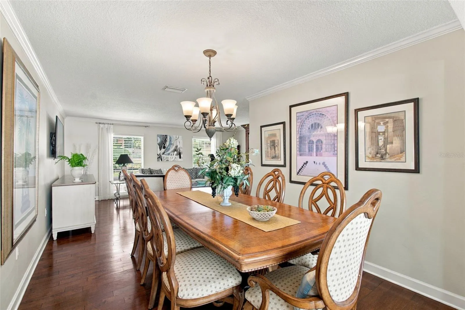formal dining room - crown molding
