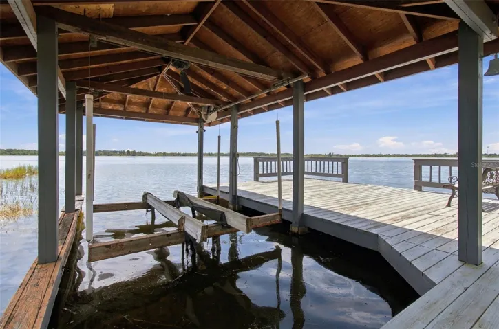 Boathouse with lift