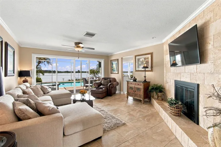 Lakeview family room - Panoramic lake views