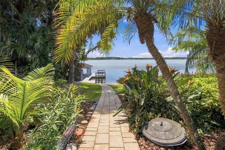 Side garden/dog run - Mature landscape