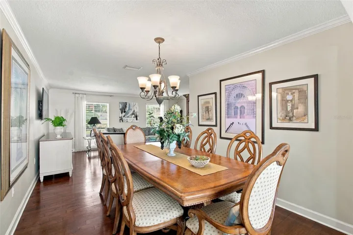 formal dining room - crown molding