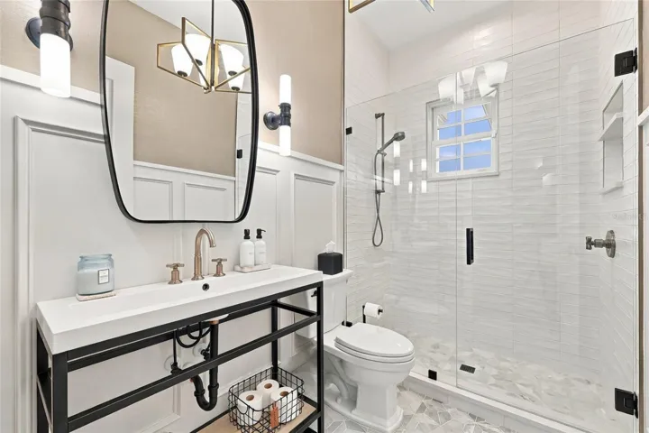 1ST FLOOR FULL BATHROOM