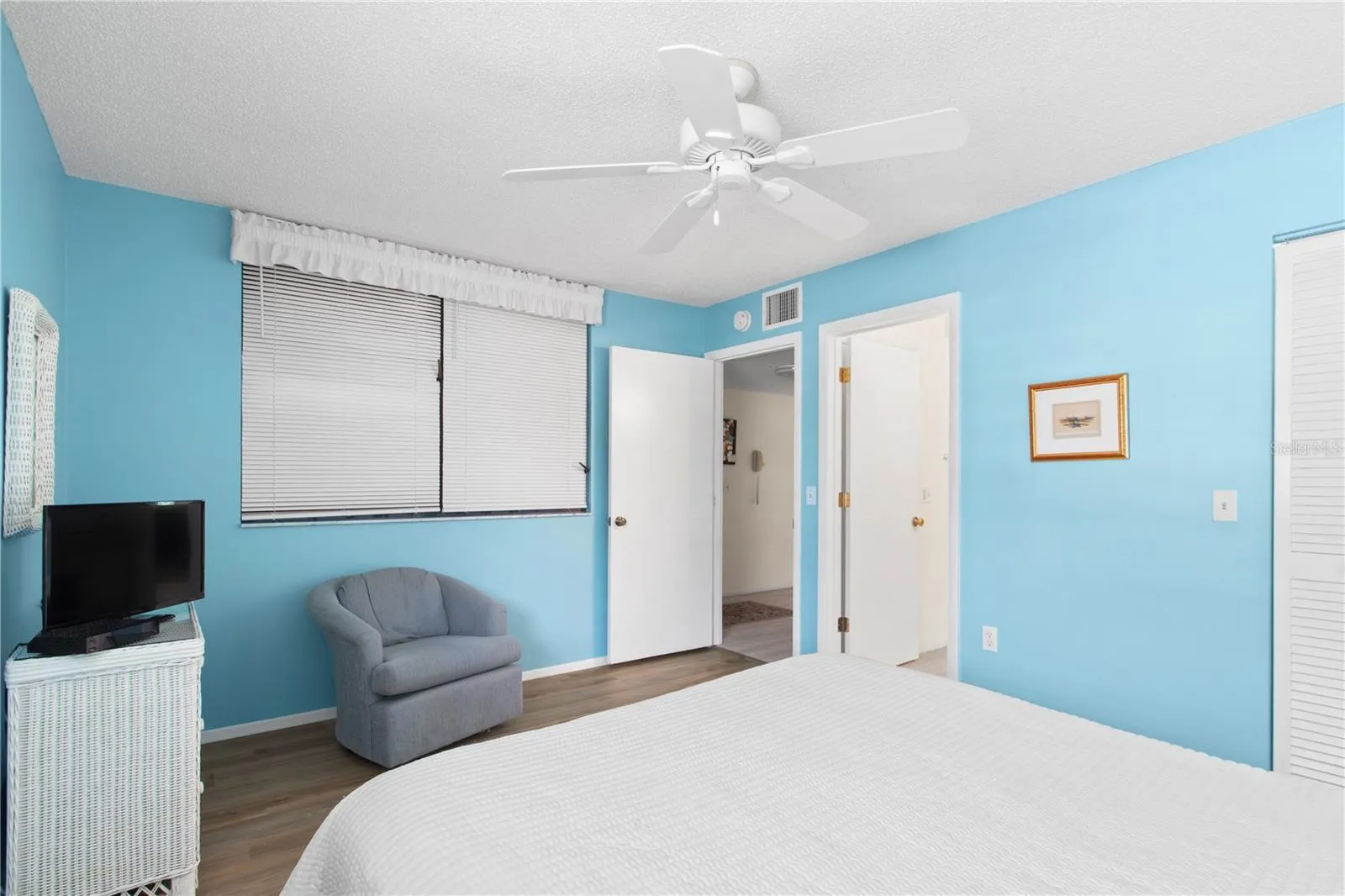 Guest bedroom.