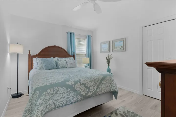 2nd guest bedroom, volume ceiling, closet &amp; ceiling fan