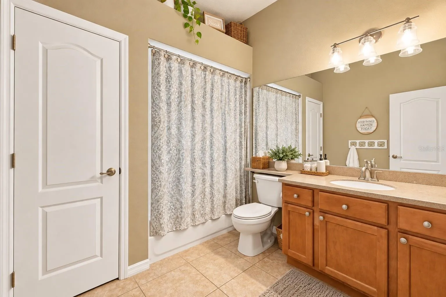 Guest bathroom #1
