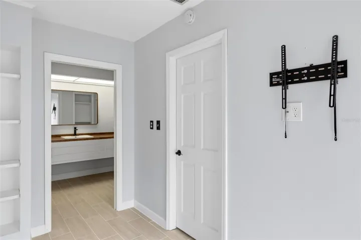 Door from 2nd bedroom into the guest bathroom.